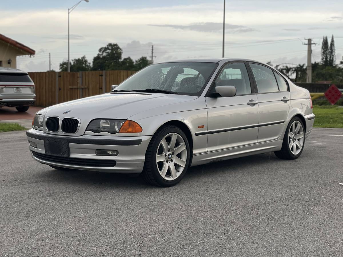 2001 BMW 325i with Red Leather Seats and a 5-speed - Klipnik
